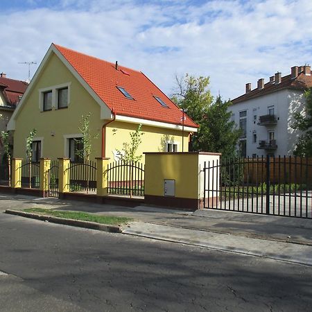 Poroszlay Apartman Debrecen Exteriör bild